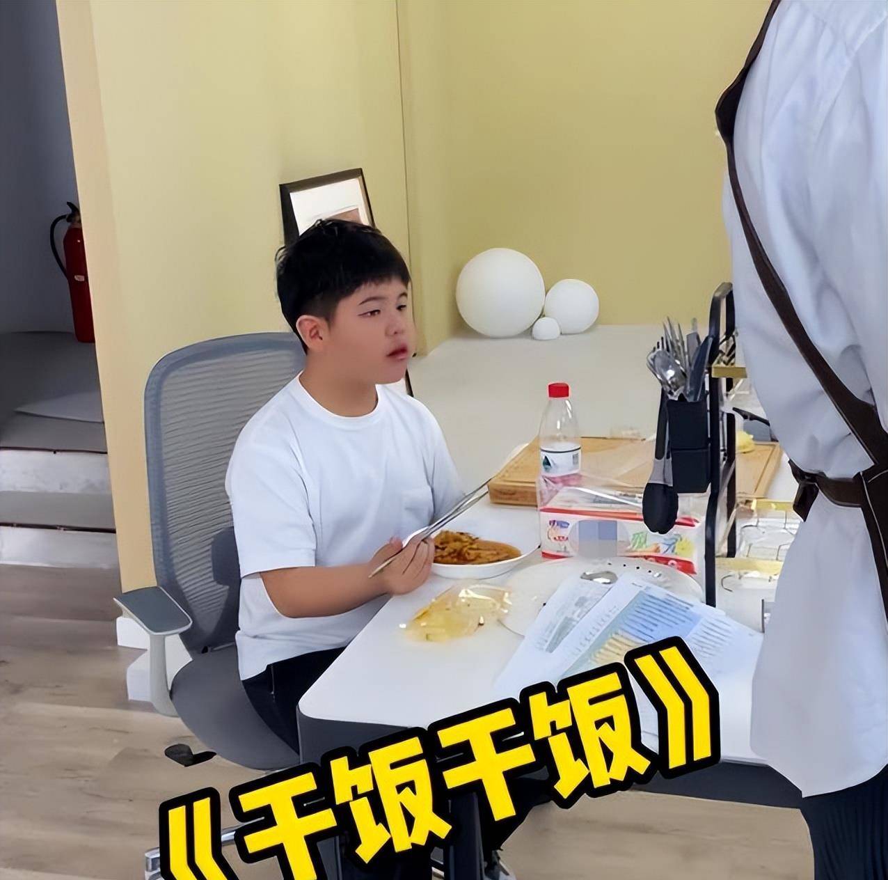 演员胡可晒儿子安吉近照胖成小肉墩引网友热议缩小版的沙溢