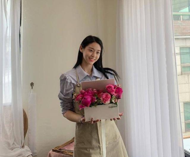 金雪炫私服造型穿黄色v领吊带大秀好身材尽显甜美可人气息