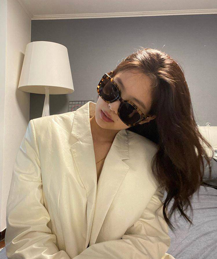 jennie营业狂晒美照风格百变气质突出穿豹纹吊带裙大秀好身材