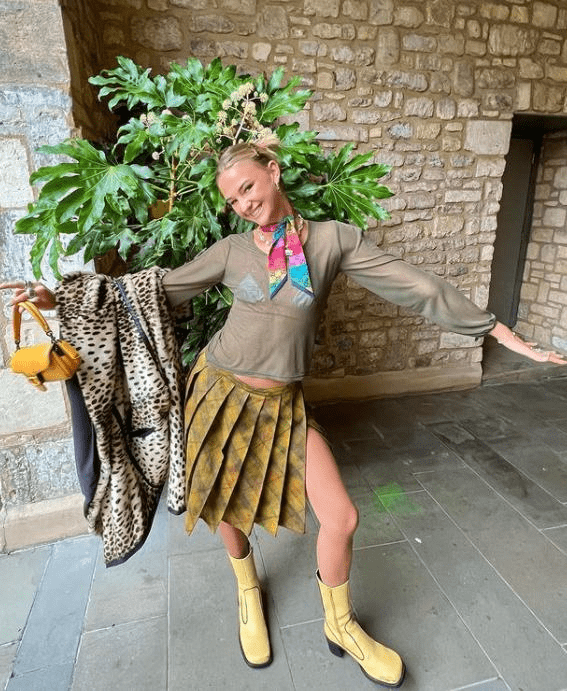 米娅·雷根庆祝她的19岁生日,男友罗密欧·贝克汉姆分享甜蜜照