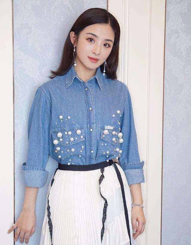 原创31岁张含韵近照曝光一身制服少女感十足沉寂多年华丽归来