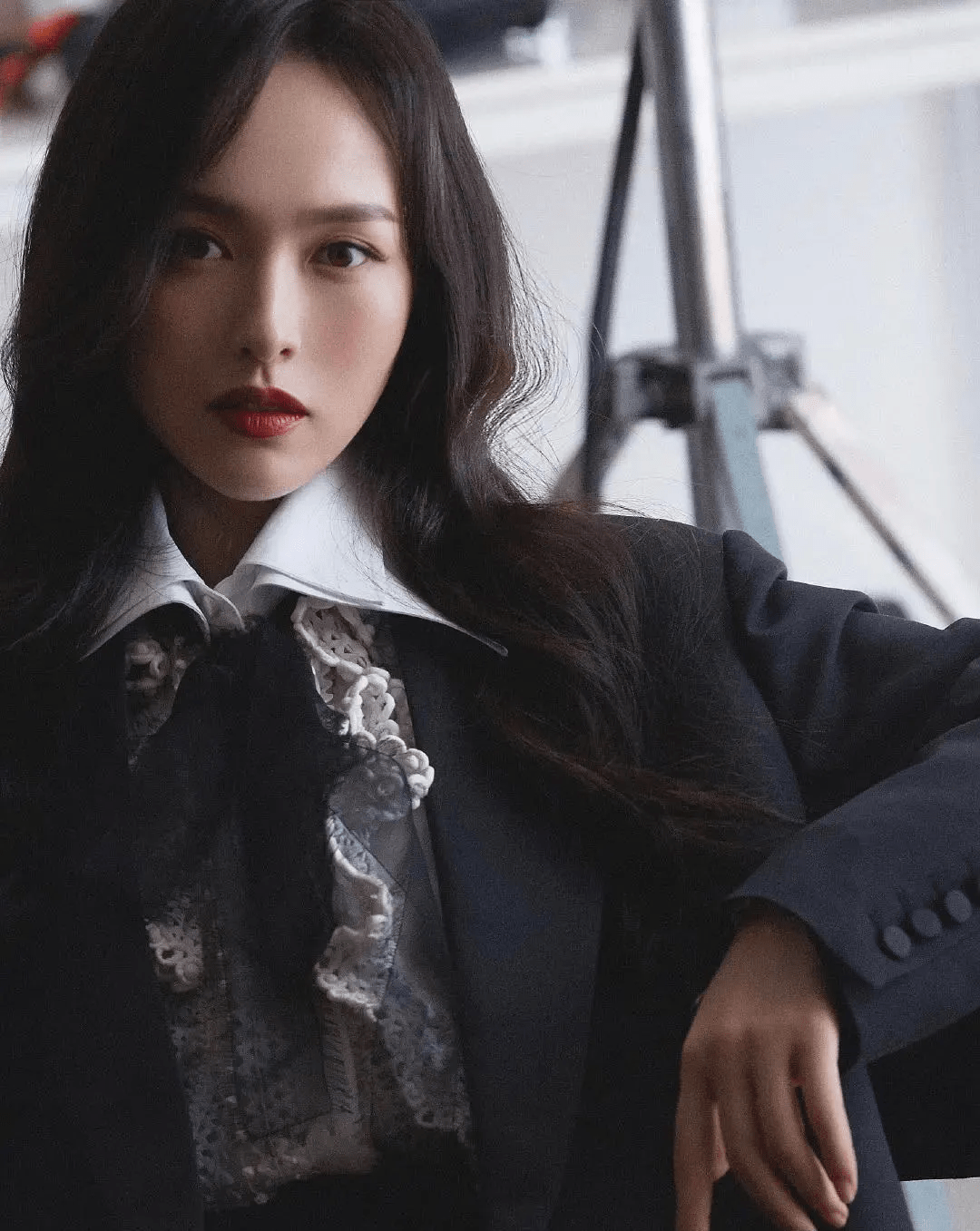 嘉人红毯女星黑白西装大赏:杨幂上演侧颜杀,金晨深v秀时尚_女明星_周