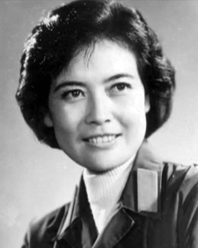 《青春似火》,《蒙根花》,《我的十个同学》等电影中出演女主角,一