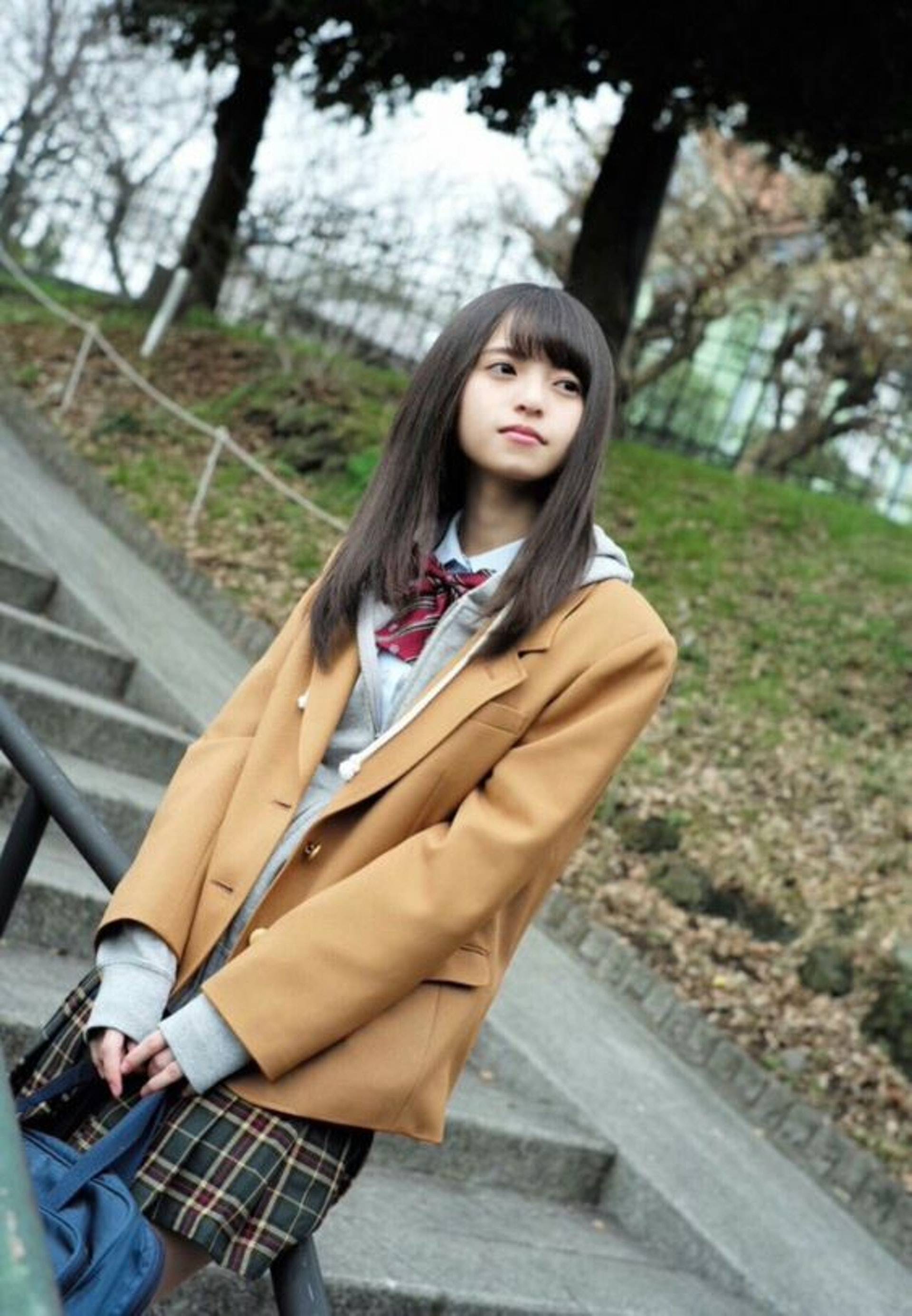 原创国外票选穿校服最可爱女星top10