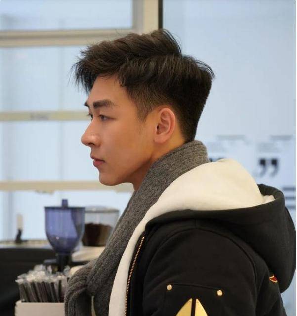 原创24岁网红帅哥酷爱健身身材完美肌肉发达让人十分羡慕