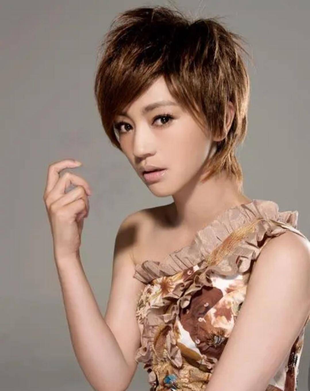 金巧巧嫁了博纳影业总裁于冬,盖丽丽嫁了新丽传媒董事长曹华益,张萌作