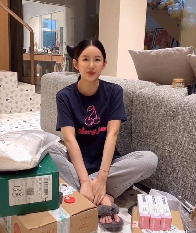 陈赫公开秀恩爱老婆张子萱无意透露孕期细节家中豪宅罕曝光