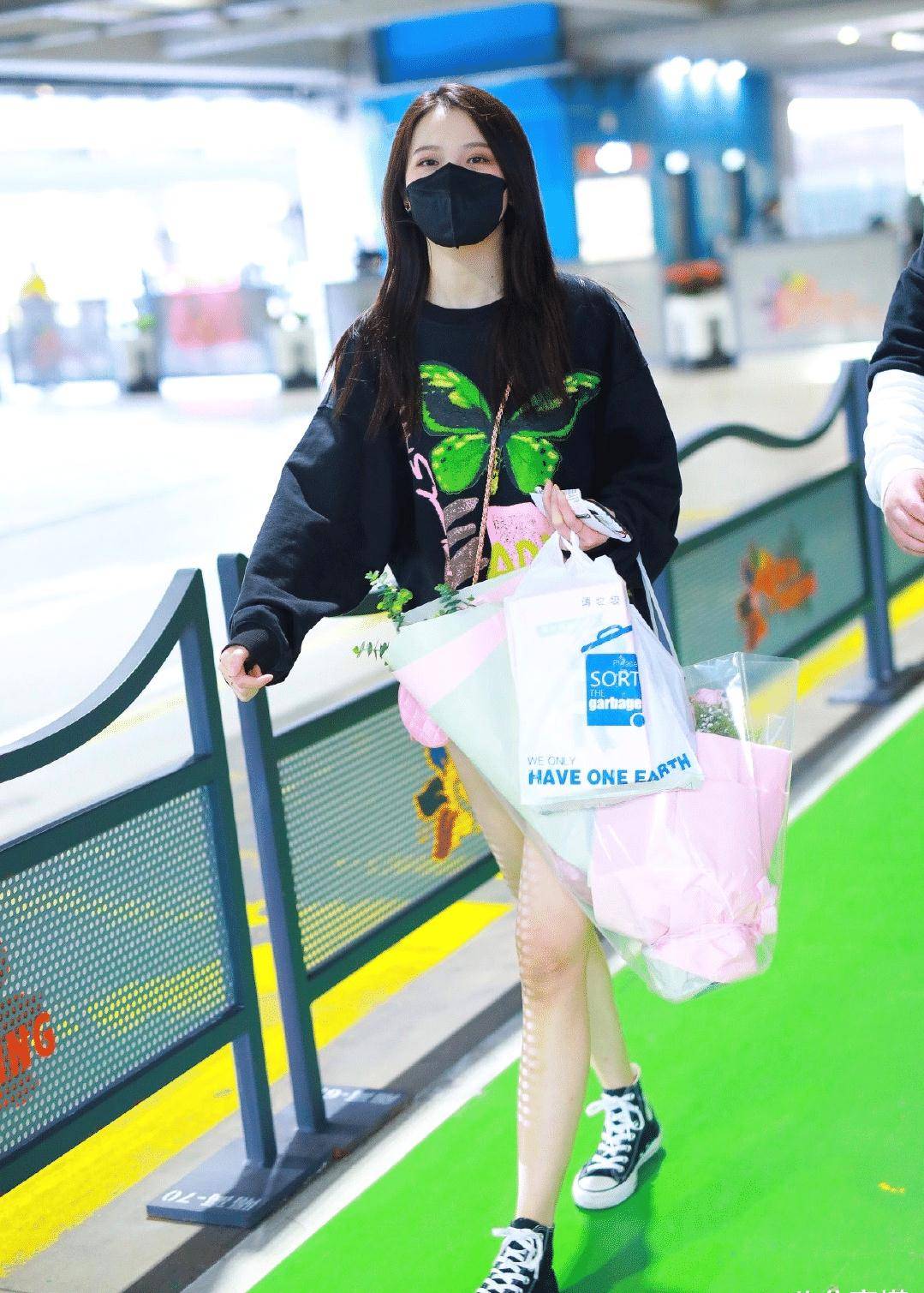 原创周梓倩高颜值果然任性黑色图案卫衣搭配短裤秀美腿抢眼又抢镜