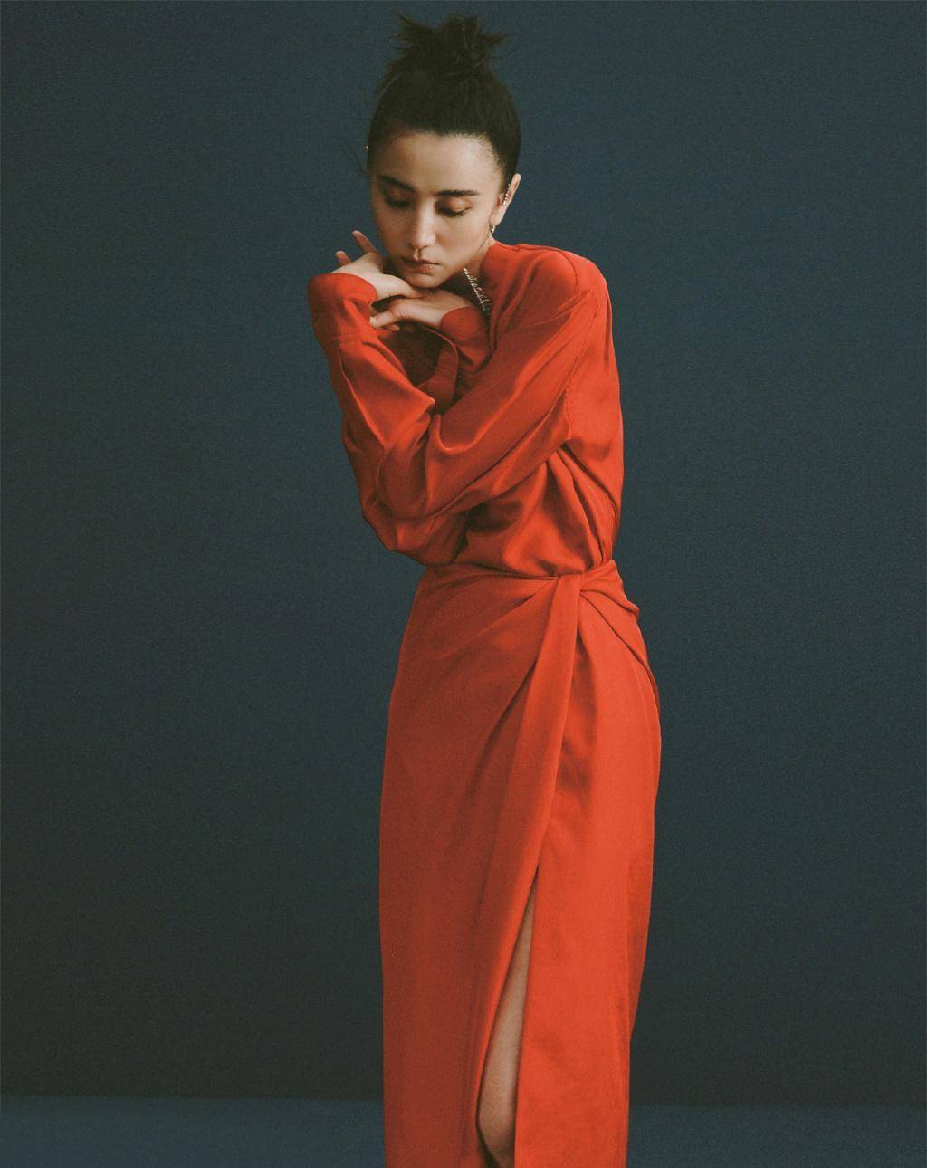 原创小宋佳红裙出镜下摆高时尚秀细腿配大光明发型美得高级霸气