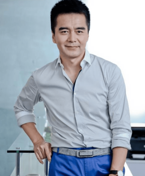 原创风流才子许亚军4段婚姻无缝衔接为何对现任妻子忠心耿耿