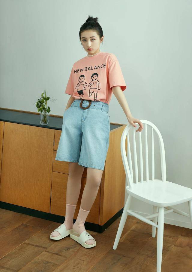的浅色牛仔短裤,款式休闲的男友款设计让张子枫看起来多了几分帅气