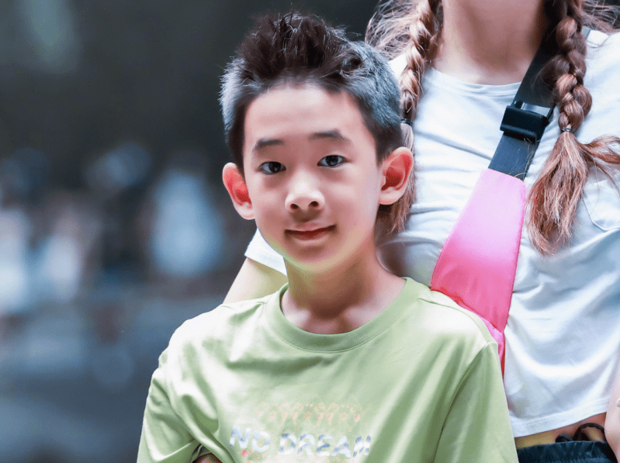 应采儿带俩孩子出游,jasper越长大越帅气,弟弟正面照终于公开了