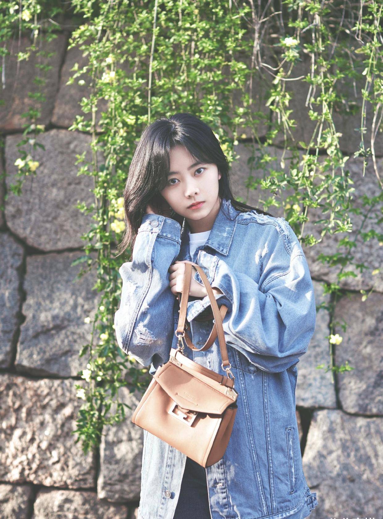 原创谭松韵夏日穿搭真美一身牛仔look穿搭造型清爽干净利落真时髦