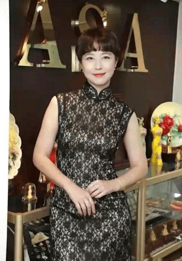 周海媚近照身材发福,穿紧身旗袍配时尚,小腹赘肉抢镜撞脸石榴姐