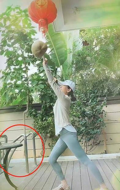 虽然明星们"困"在了家中,但从马苏健身吃饺子的视频中可以看出,他们在