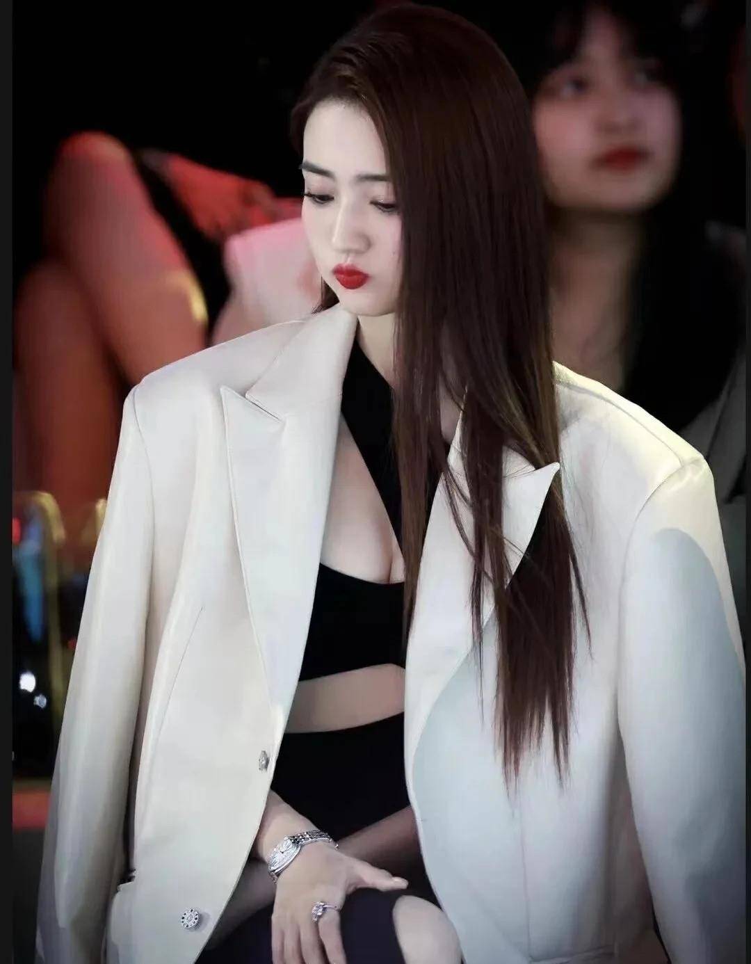 徐璐"绑带裙":烈焰红唇很是"时尚撩人"_身材_造型_黑色