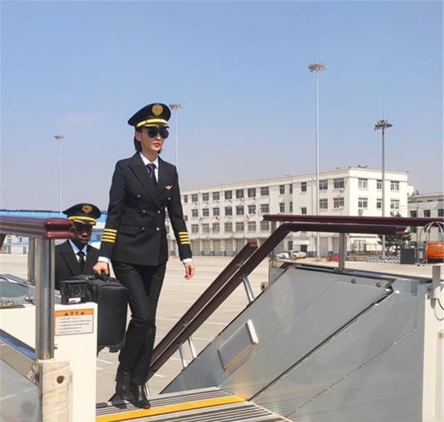 佟丽娅新剧引人关注,短发运动装颜值出众,女机长造型美出新高度