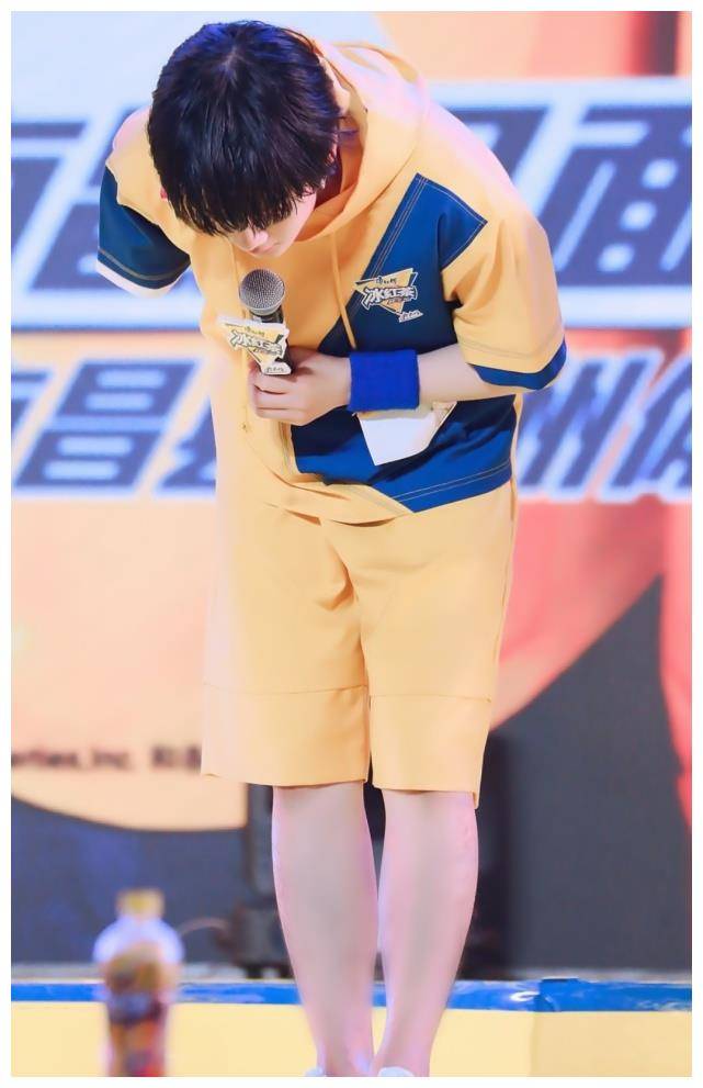 拿周震南精修图和生图一对比,这腿也p太过了,网友