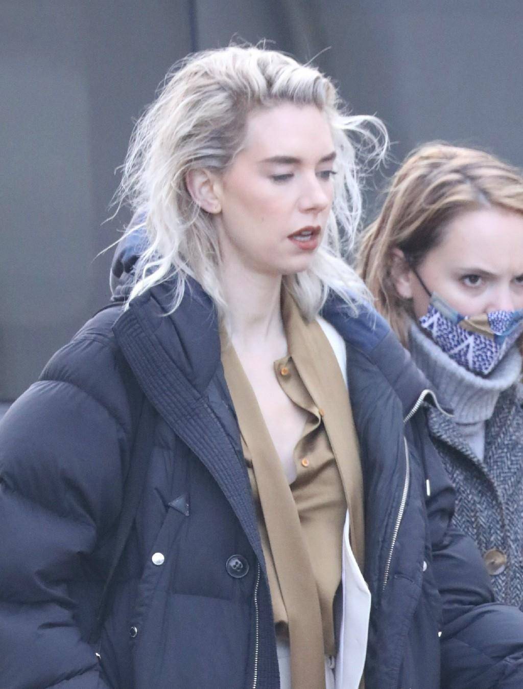 32岁白寡妇凡妮莎柯比出街照一头铂金色长发气质出众