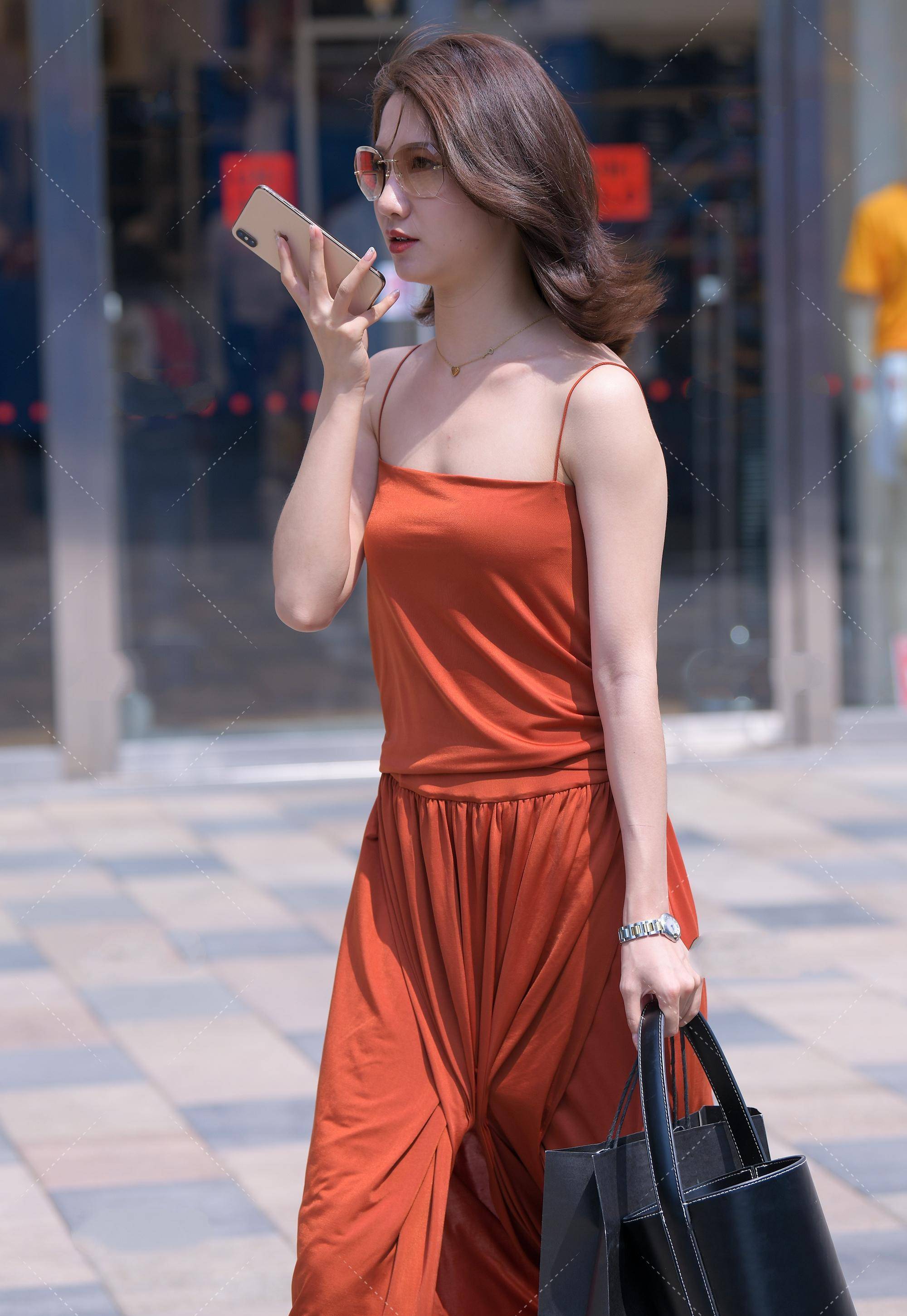 原创酒红色吊带连衣裙穿出时尚知性美展现温婉的气质风格