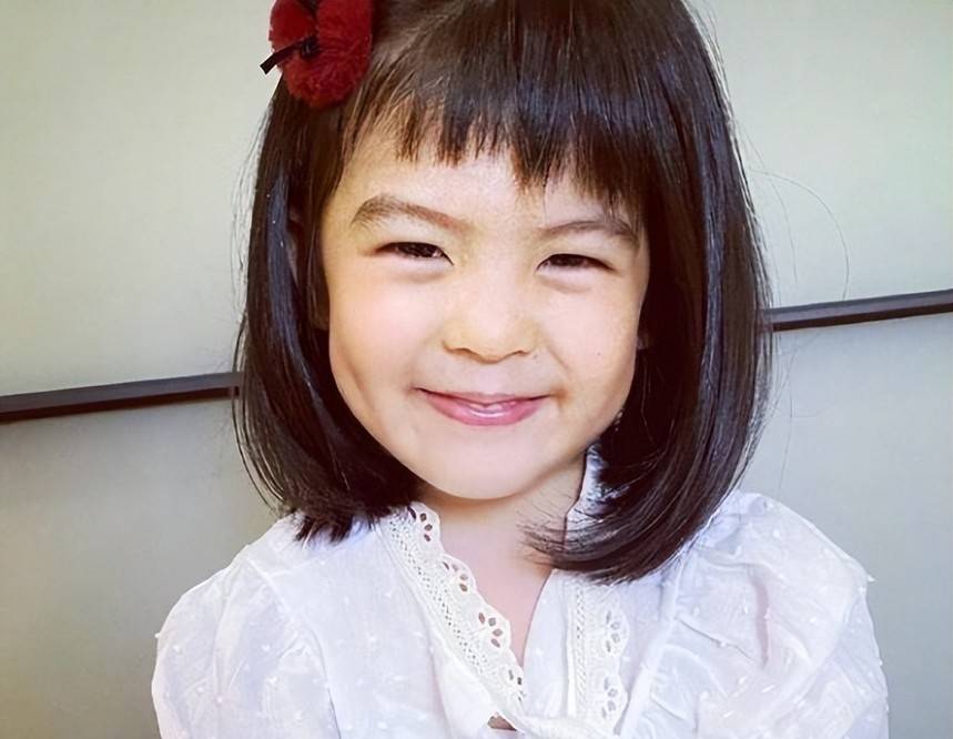 下巴像爸爸眼睛成弱视贾静雯的3个女儿似乎没有那么可爱了