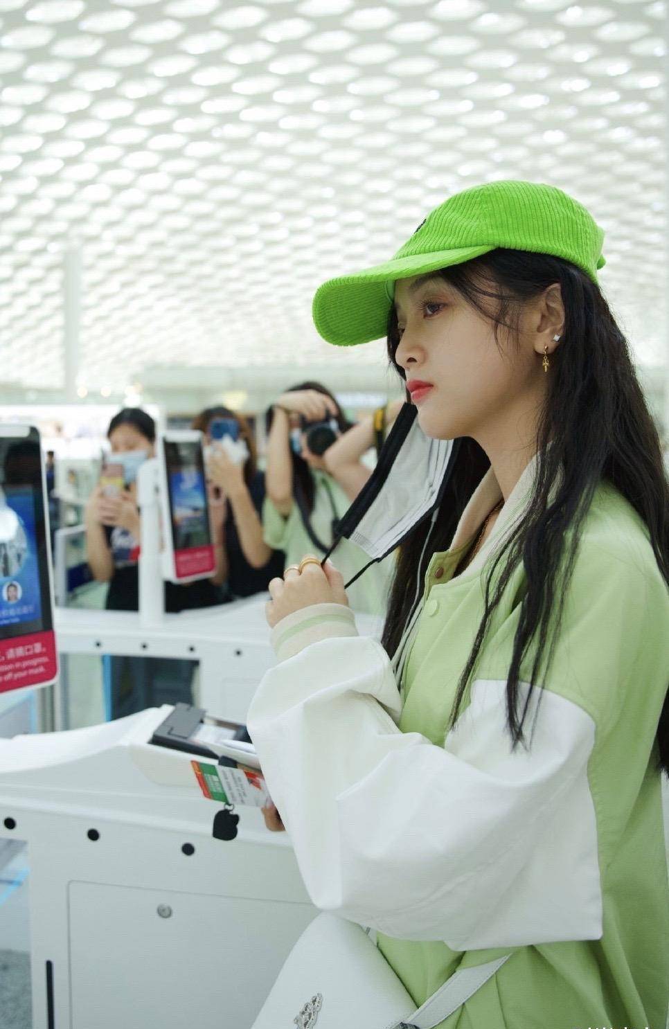 原创吴宣仪机场秀一身牛油果绿配鲜绿色帽子清爽干净五官清秀甜美