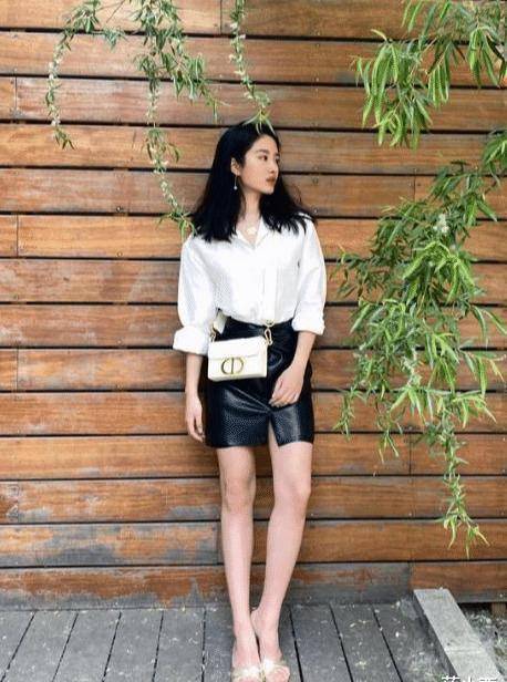 原创杨采钰换风格后又美出圈了穿白衬衫配皮短裙法式穿搭玩得真溜