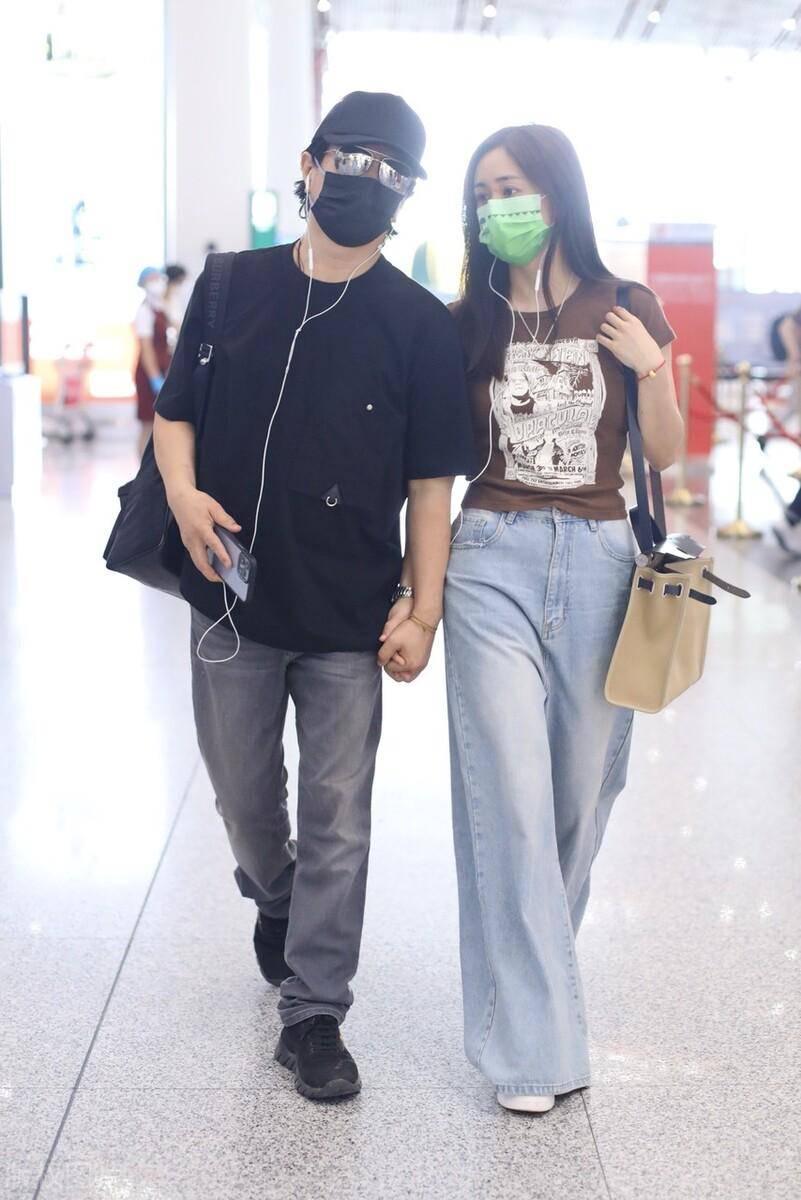 刘芸跟老公走机场身材走形俨然老妇人大15岁郑钧帅气似小伙