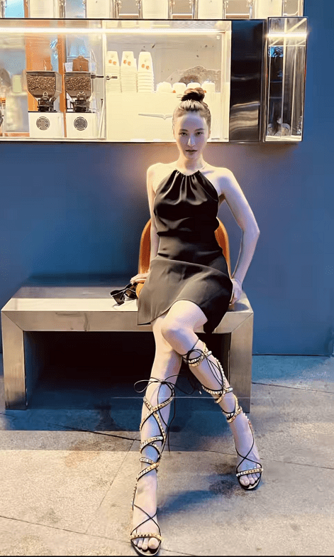 孙晶晶穿超细吊带装大秀美背甜辣风转化自如纤细美腿十分吸睛