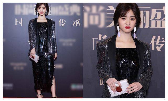 原创沈月红毯造型被热议个性裙装搭亮片西装格外飒果然摩登精致