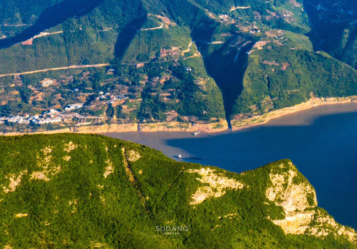 它与对岸的白盐山组成了"赤甲晴晖","白盐曙色","夔门秋月"等胜景.