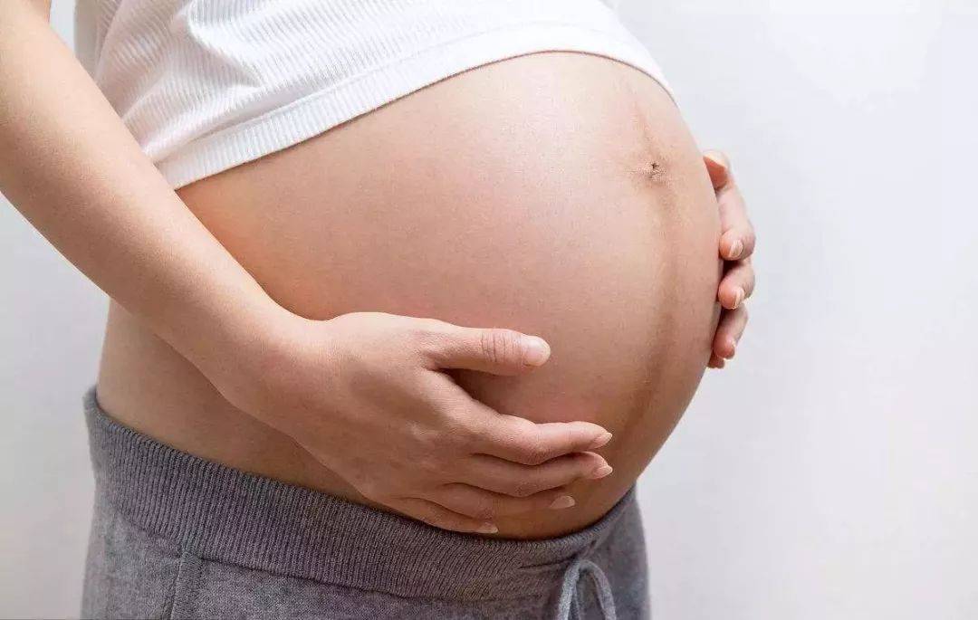 孕晚期身体出现这些信号,说明羊水量不足,孕妈妈要及时＂补水＂