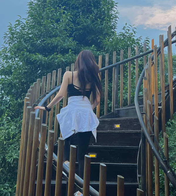 原创赵露思晒与友人游玩照扭腰摆胯身材婀娜紧身裤勒出细长大腿