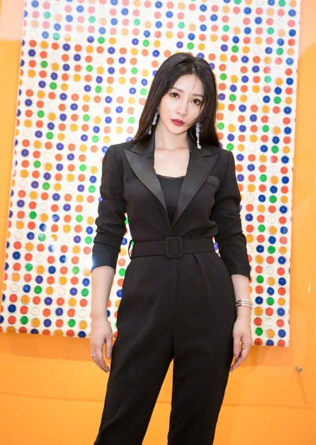 柳岩的西服出行太有好看了,一袭白色长裙配西服,帅气又不失浪漫_气质