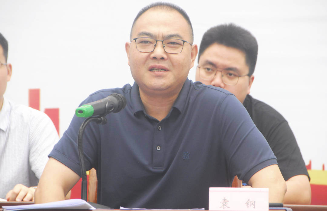 江陵镇党委书记袁钢讲话"为全面贯彻落实中,省,市,区关于巩固脱贫攻坚