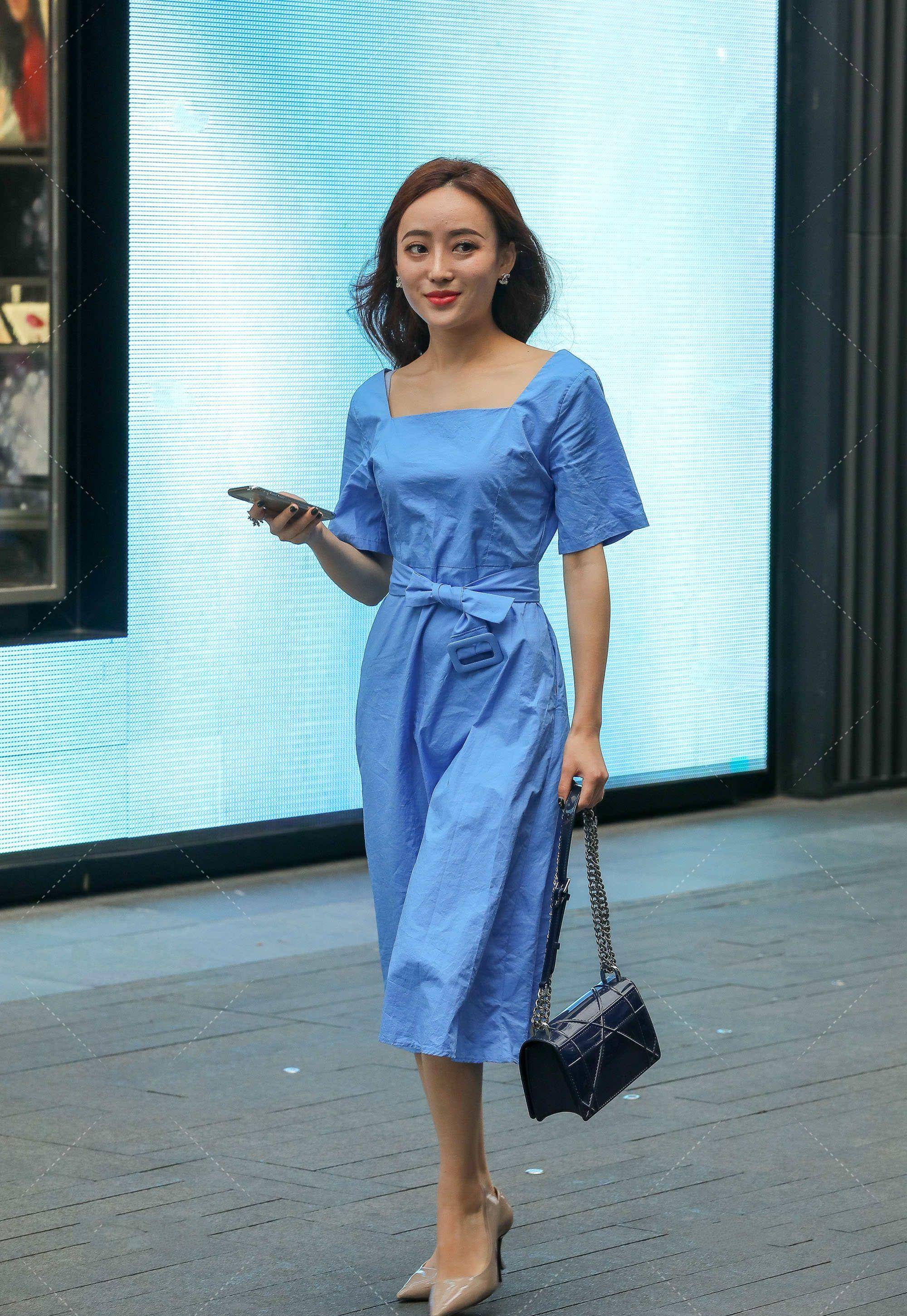 蓝色连衣裙清新脱俗,甜美风十足,色彩丰富很好看