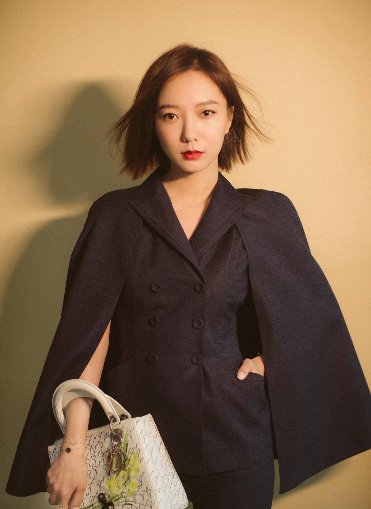 中性的女人原来这么美,王珞丹穿上西装显气质,美的让人移不开眼_白色