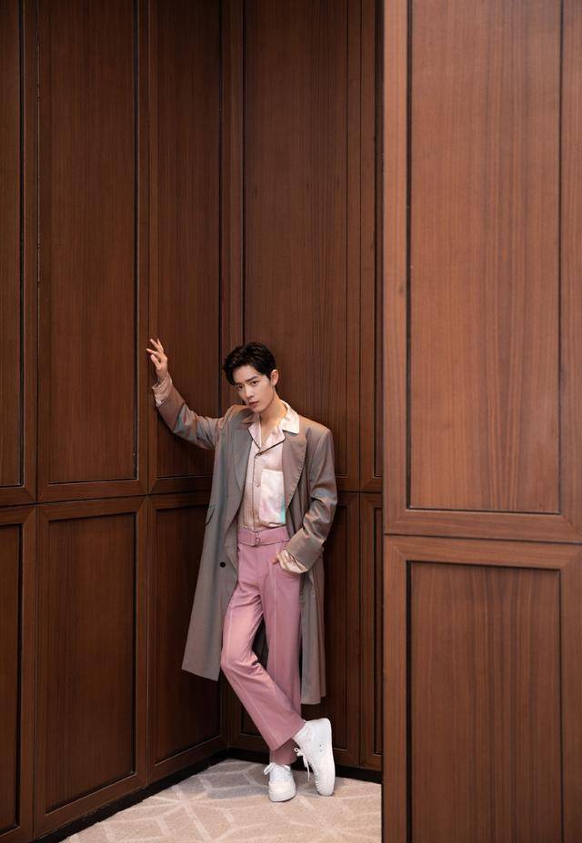 肖战这身粉调的西装搭配原本是很容易翻车显出娘娘腔气息的,不过