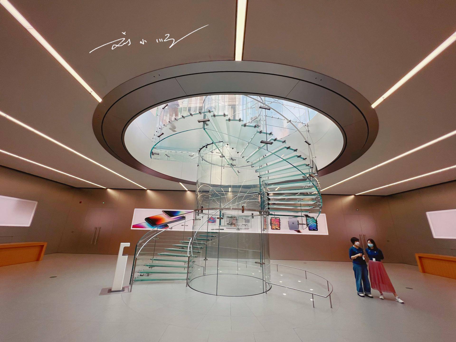 原创重庆有家网红苹果专卖店玻璃入口吸引眼球却被批评是模仿