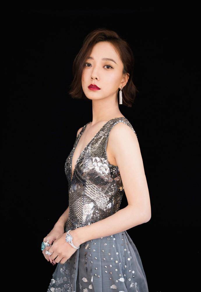 36岁王珞丹真敢穿,"中空"礼服裙开到腰线也不怕展露,美到冒泡_造型