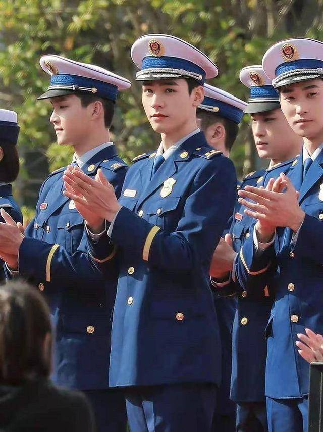 13位穿警服男神盘点:陈晓真帅,张若昀又酷又飒,刘德华直接封神_龚俊