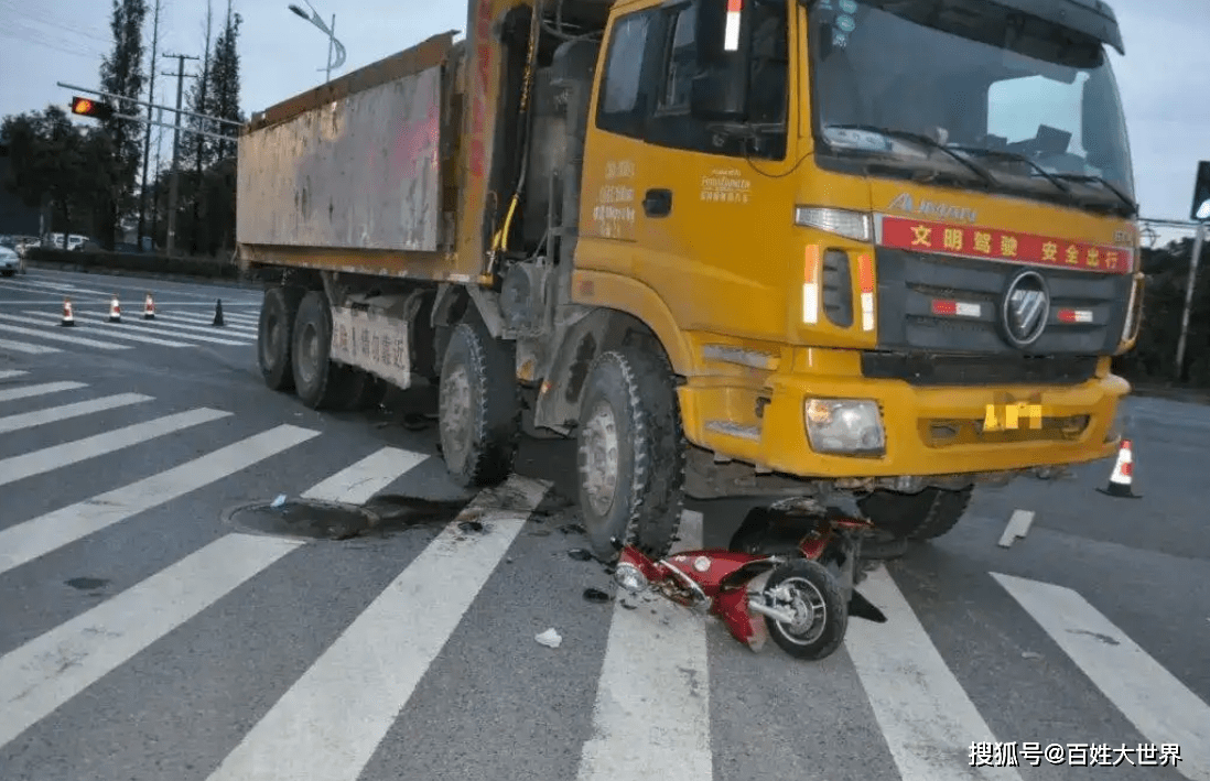 车祸,大货车超载又蛮横转弯撞上直行电动车,致2人死亡_陈某某_湛江市