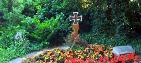 曾经说过幸好隆美尔自杀了,这张照片拍摄的就是隆美尔墓地如今的样子