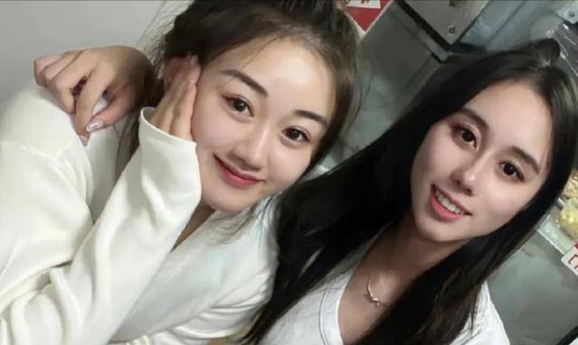 天选之女何超欣:为闺蜜袁九儿庆祝生日,同吃街边小