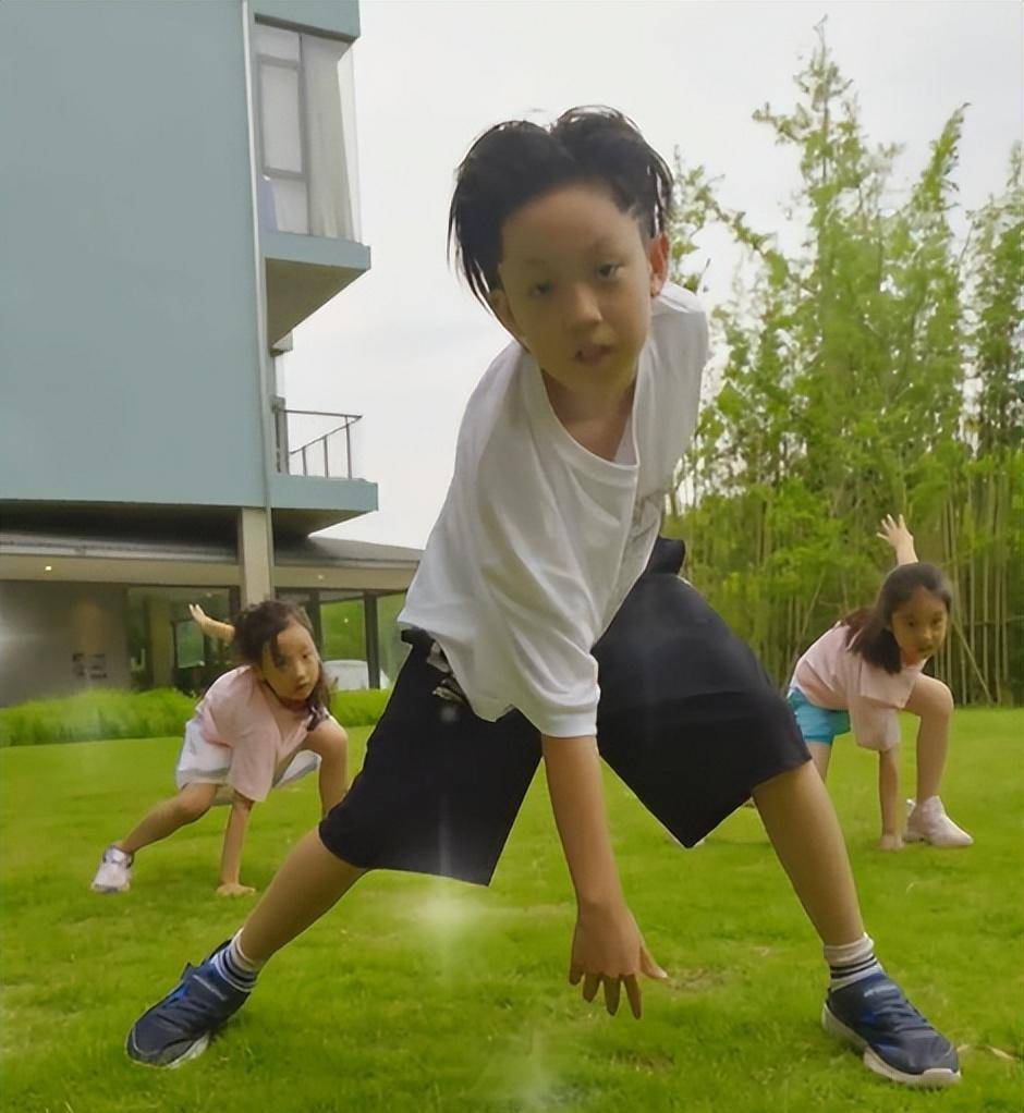 视频中,大哥刘宇恩站在c位,两个妹妹一左一右立于刘宇恩身后.