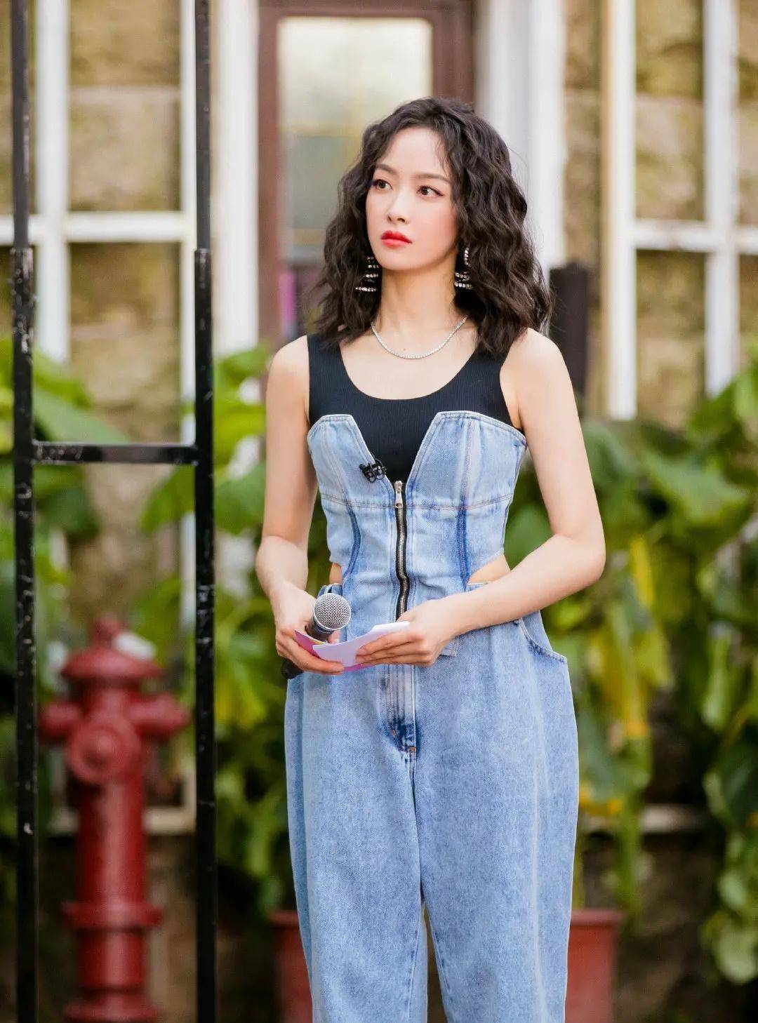 原创许亚军的第四任妻子张澎好美穿牛仔连体服秀大长腿口红好艳丽