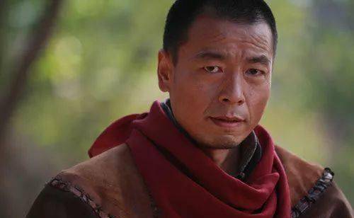 他曾是刑警后转行当演员,拍戏被炸伤险毁容,用300字感动陈德容_王挺