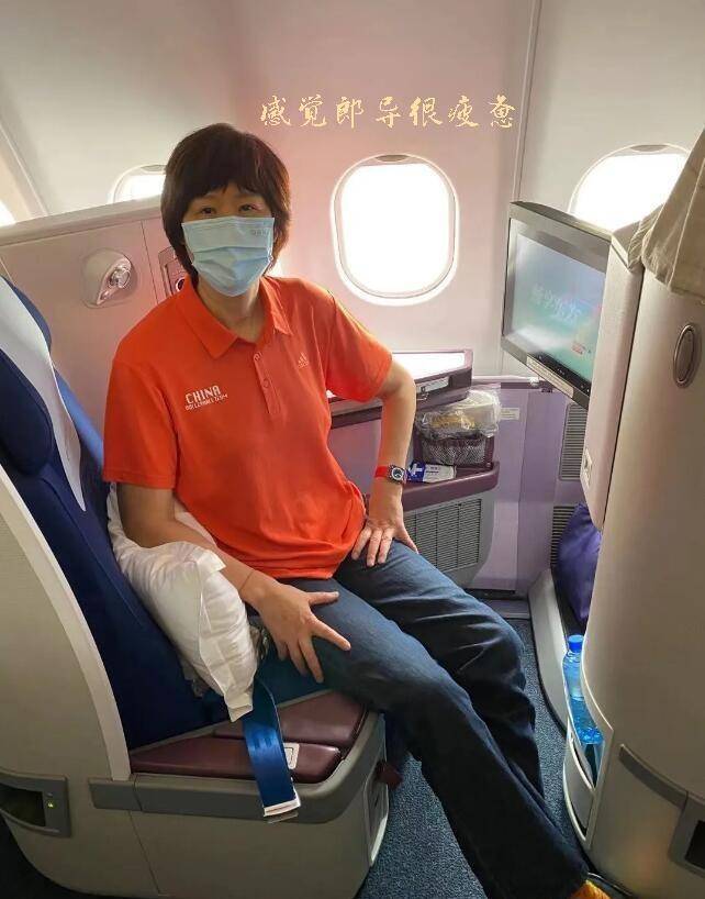 朱婷眼肿未全消,郎导稍显疲惫,丁霞:脚丫子还往人家这边伸_姑娘_眼睛