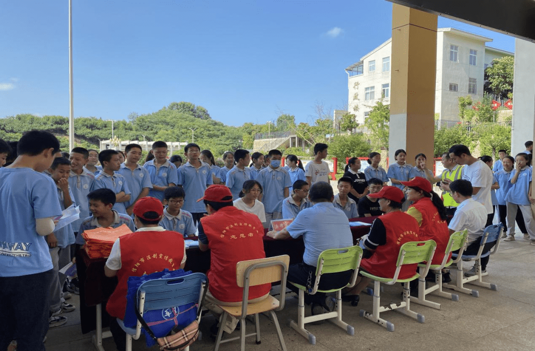 信阳市法宣局送法走进南湾中学