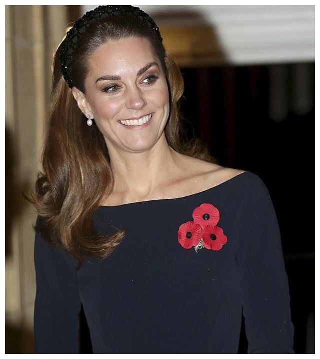 英国首相31岁女友亮相惊艳了!穿收腰裙真高贵,抢了梅根凯特风头